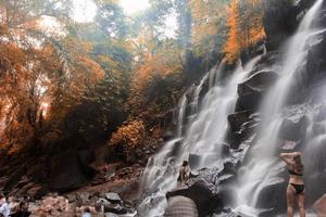 foto una cascada muy hermosa que todavía es natural en una zona rural.