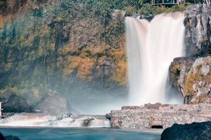 la vista de una famosa cascada en bali es muy hermosa, el nombre de la cascada es cascada tegenungan, que se encuentra en gianyar bali foto