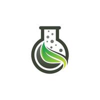 diseño de logotipo de laboratorio verde con laboratorios de vidrio y hoja vector