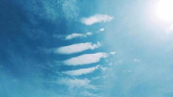 cielo azul con fondo de nubes a rayas. fondo de luz solar de cielo claro nublado. foto