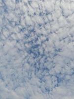 hermosas nubes blancas sobre fondo de cielo azul profundo. imagen elegante del cielo azul a la luz del día. grandes nubes esponjosas suaves y brillantes cubren todo el cielo azul. foto