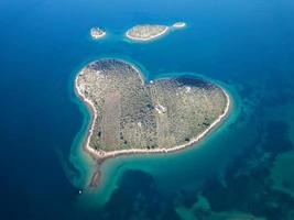 vista aérea de drones de galesnjak, la isla del amor en croacia, con hermosas aguas de mar azul turquesa. isla en forma de corazón. destino de viajes y vacaciones. increíble turismo en las islas de croacia. foto