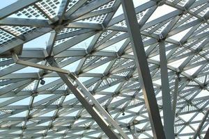 techo de cúpula de vidrio transparente de un edificio de pabellón de estilo de diseño moderno con un patrón de construcción de metal geométrico. vista del cielo azul y las nubes. ventana de arquitectura de alta tecnología de triángulo de estructura abstracta. foto