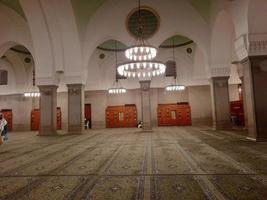 medina, arabia saudita, diciembre de 2022 - una hermosa vista nocturna del interior de la mezquita quba en medina, arabia saudita foto