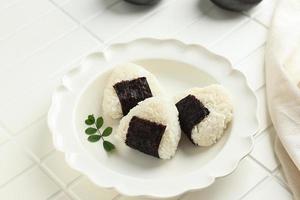 onigiri, comida japonesa, bola de arroz japonesa foto