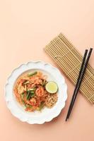 pad thai, fideos de arroz al estilo tailandés con camarones y gambas foto