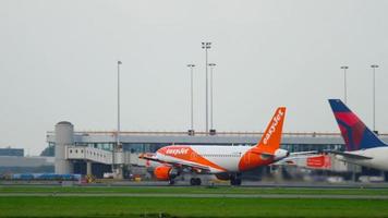 amsterdam, países bajos 26 de julio de 2017 - easyjet airbus 319 g ezdt acelera y despega en 18l aalsmeerbaan, aeropuerto shiphol, amsterdam, holanda video