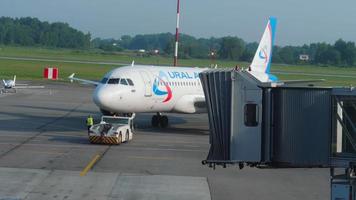 kaliningrado, rússia, 28 de julho de 2021 - avião airbus a321 ural airlines pista de reboque no aeroporto de khraborovo, kaliningrado kgd. acabou o embarque de passageiros. voo de partida em um dia de verão video