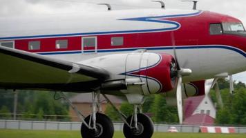 nowosibirsk, russische föderation 5. august 2018 - douglas dc 3 vintage flugzeug beschleunigen vor dem abheben auf dem grünen grasbewachsenen flugplatz video