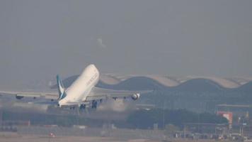 hong kong 10 de novembro de 2019 - cathay pacific cargo boeing 747 b lib partindo e subindo. aeroporto internacional chek lap kok, hong kong