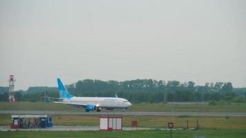 novosibirsk, fédération de russie 24 juillet 2021 - les compagnies aériennes boeing 737 pobeda accélèrent avant le décollage à l'aéroport de tolmachevo, novosibirsk. concept de tourisme et de voyage, vol aérien. video