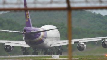 phuket, Thailand november 26, 2017 - Thais luchtwegen boeing 747 hs tgb versnellen voordat nemen uit van phuket luchthaven. video