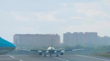moskau, russische föderation 12. september 2020 - boeing 747 koreanische luftfrachttaxis am start der landebahn, nahaufnahme. internationaler flughafen scheremetjewo svo. Landebahnansicht, Flugplatz video