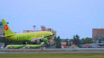 novosibirsk, fédération de russie 17 juin 2020 - s7 compagnies aériennes boeing 737 vp bng s'approchant par vent fort pour atterrir à l'aéroport de tolmachevo contre le ciel du lever du soleil. video