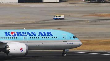 hong kong 07 de noviembre de 2019 - boeing 787 de korean air salida en el aeropuerto internacional chek lap kok, hong kong hkg. avión rodando al inicio de la pista antes del despegue video