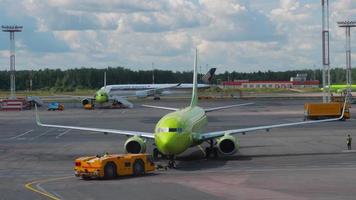 moscou, fédération de russie 24 juillet 2021 - boeing 737 des compagnies aériennes s7 circulant à l'aéroport de domodedovo, dme de moscou. aérodrome, piste d'aéroport video