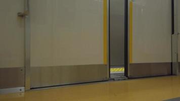 lägre se till dörr från inuti pendlare tunnelbana tåg medan stängning och framställning till lämna från tunnelbana plattform station video