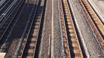 vista de arriba hacia abajo sobre la vía férrea de Japón con tren en movimiento pasando, transporte público moderno de Japón video