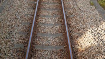 punto de vista del viaje en tren desde la parte trasera vista trasera de la vía férrea del coche de cercanías gtrain vista desde la perspectiva del tren video