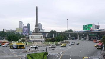 vista del monumento a la victoria, uno de los centros de transporte centrales emblemáticos de bangkok con un entorno de contaminación por humo de smog