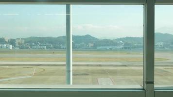 avion opérant à l'aéroport le matin avec le soleil video