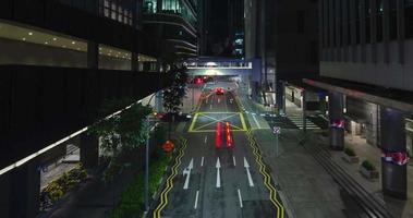 timelapse vidéo nuit illuminée de la petite route de rue dans le quartier financier du centre-ville d'affaires de la ville avec un peu de trafic créer une longue exposition à la lumière