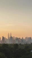 verticaal timelapse landschap visie van Kuala lumpur stad centrum downtown wijk Oppervlakte met veel wolkenkrabber gebouw hoogbouw modern stijl torens met mooi vanille zonsondergang zonsopkomst twillight lucht video