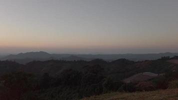 panorama du paysage coucher de soleil sur la chaîne de montagnes avec quelques nuages au coucher du soleil depuis la montagne du sommet de la colline en hiver video