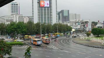 blick auf das siegesdenkmal, eines der zentralen verkehrsknotenpunkte, wahrzeichen in bangkok mit smog-rauchverschmutzungsumgebung video