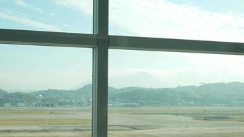 avião decola da pista no aeroporto na manhã com sol video