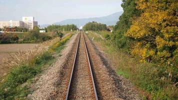 trein reis punt van visie van Aan de achterzijde terug visie van trein forens auto spoorweg bijhouden gezien van trein perspectief video