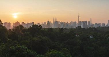 timelapse paisagem vista da área do centro da cidade do centro da cidade de kuala lumpur com muitos arranha-céus construindo torres de estilo moderno com belo pôr do sol de baunilha céu crepuscular video