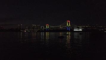 vista da paisagem do céu pôr do sol sobre a área da baía de tóquio com a ponte do arco-íris e a cidade de tóquio no japão ao fundo video