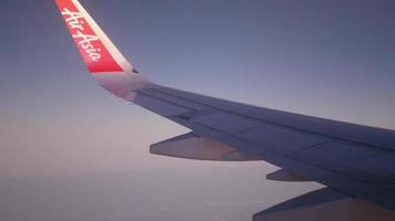 vista de dentro da cabine do avião airasia a320 neo enquanto sobrevoava a cidade de fukuoka hakata pela janela com vista de asa video