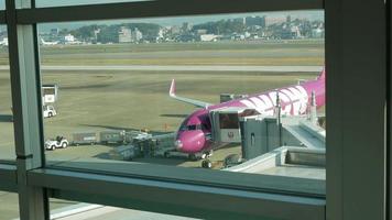 avião operando no aeroporto de manhã com sol video