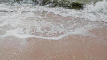 langzaam beweging schuim Golf Aan de strand. bewolkt regenachtig. bewolkt regenachtig het weer. rayong, Thailand video