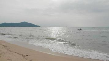 lento movimento schiuma onda su il spiaggia. nuvoloso piovoso. nuvoloso piovoso tempo atmosferico. Rayong, Tailandia video