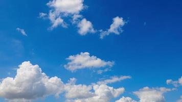 timelapse van blauw lucht en wit wolken. gebouw bewegingen wolken. cumulus wolk cloudscape tijdsverloop. zomer blauw lucht tijd vervallen. natuur weer blauw lucht. cloudscape time-lapse en natuur concept. video