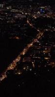 imágenes aéreas de la ciudad durante la noche despejada