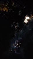 Luftaufnahmen der Stadt bei klarer Nacht video