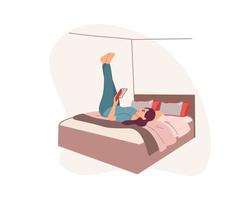 una mujer joven está acostada en la cama, con las piernas levantadas y leyendo un libro. ilustración plana vector