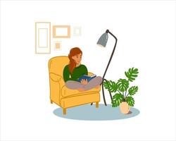 una joven lee un libro sentada en una silla amarilla en un apartamento. vector