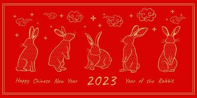 año nuevo chino 2023 año del conejo. tarjeta de felicitación con símbolo del zodiaco tradicional - conejos. describe conejos dorados con adornos florales tradicionales y nubes en el fondo rojo claro vector