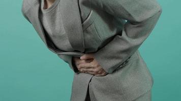 douleurs à l'estomac. femme d'affaires souffrant de douleurs menstruelles. video