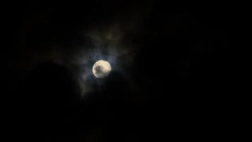 lapso de tempo o movimento da lua e da nuvem. video