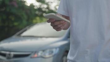 afbreken, gebroken auto, reparatie. Mens toepassingen mobiel telefoon controleren verzekering premies door toepassing ten gevolge naar auto ongeluk . vind garage naar krijgen auto gemaakt gedurende land tour, aan het wachten voor helpen, noodgeval. video