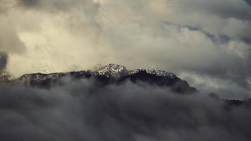 brouillard et nuages dans les montagnes video
