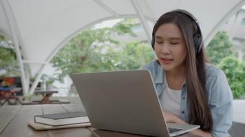 hermosa mujer asiática estudiante reunión equipo para proyecto de trabajo. sonrisa niña feliz estudio en línea. libro en el campus universitario. retrato femenino en la universidad internacional de asia. educación, estudio, escuela video