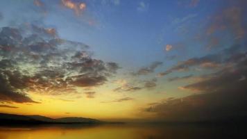 il mare acqua nel romantico epico tramonto leggero video