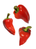 un grupo de pimientos rojos dulces en vuelo png